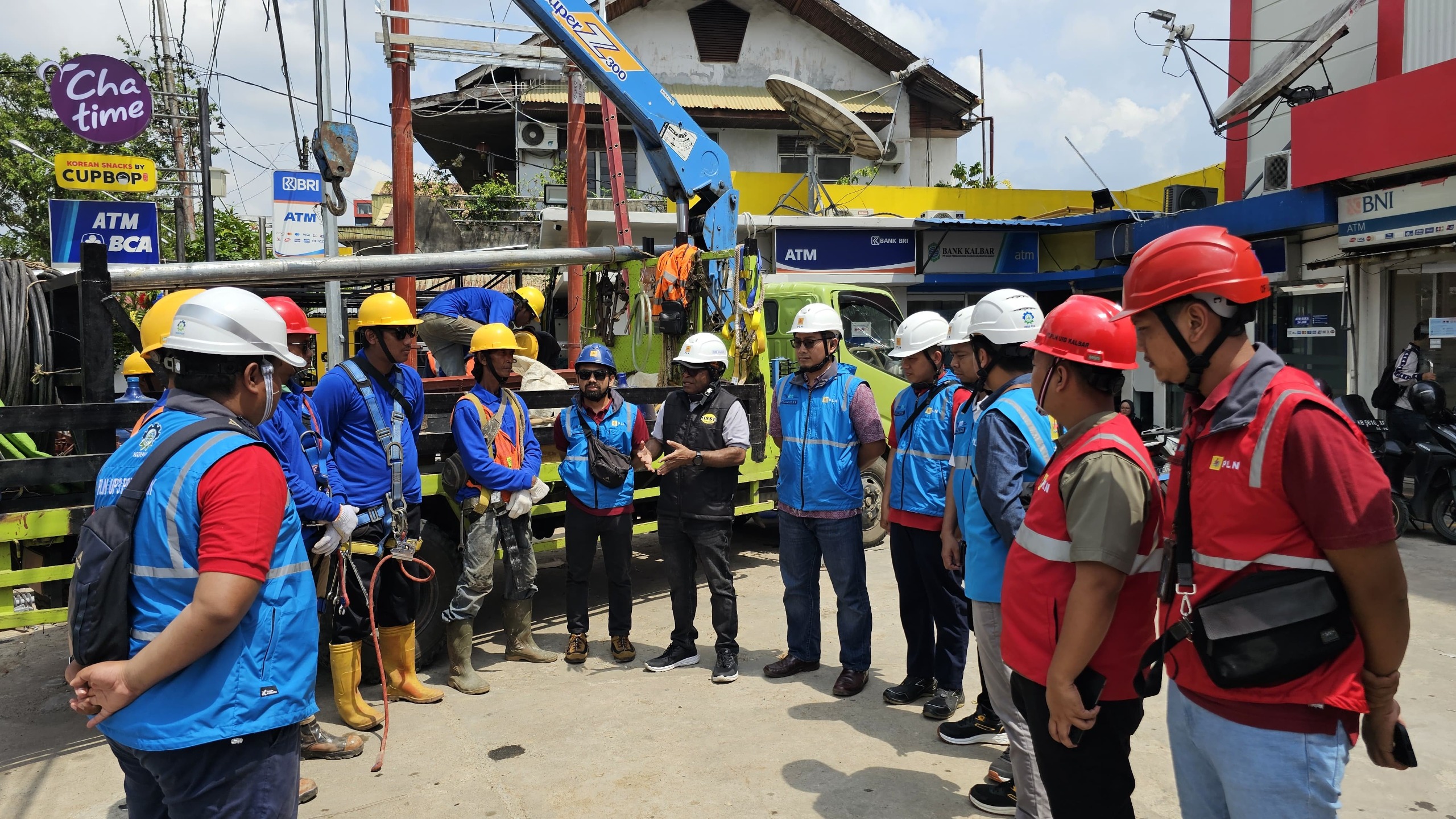 Senior Manager Distribusi, Salmon Kareth, tengah memberikan edukasi terkait pentingnya disiplin APD saat bertugas di lapangan kepada pegawai dan petugas pelayanan teknik (30/10).