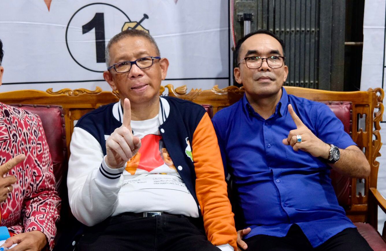 BETANG : Cagub Kalbar nomor urut 1, Sutarmidji bersama Ketua Yayasan Kabar Senang, Agus Darius saat bertemu di Posko Relawan Pendekar Kapuas Raya, Kabupaten Sintang, Rabu (30/10).