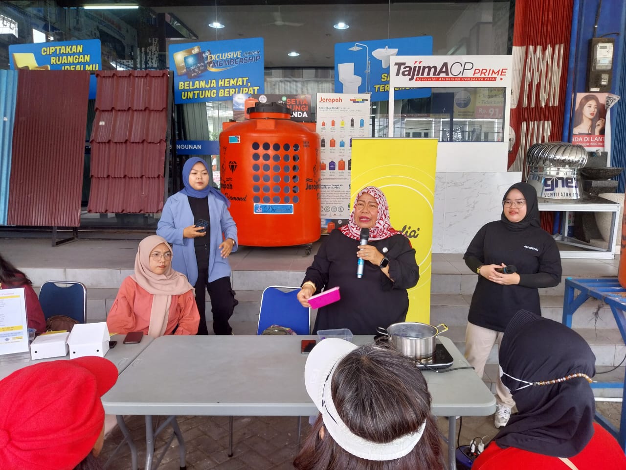 DEMO MASAK : Kegiatan healthy drink demo, yang manfaat Bunga Telang. Proses memasak menggunakan produk kompor listrik dari Modena.