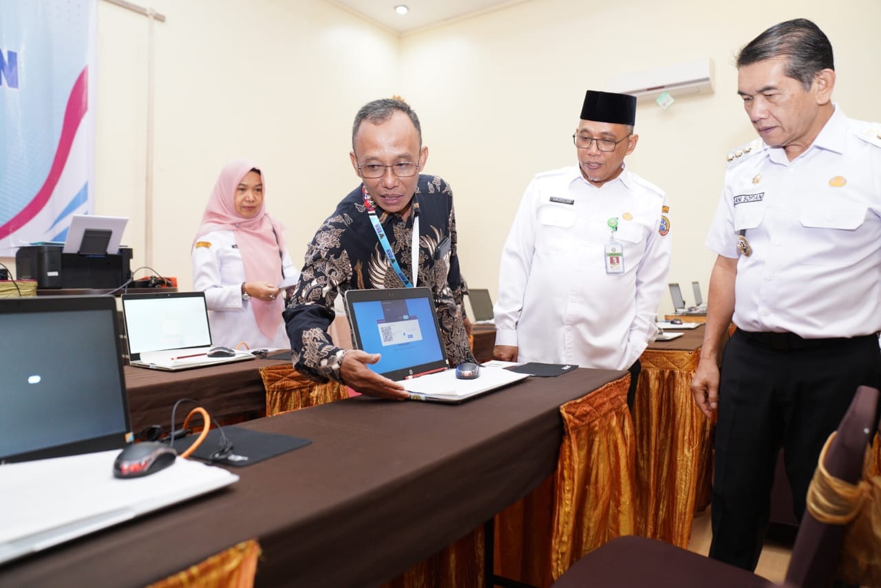 PERIKSA SARANA: Pj Wali Kota Pontianak Ani Sofian memeriksa kelengkapan sarana tes CPNS.