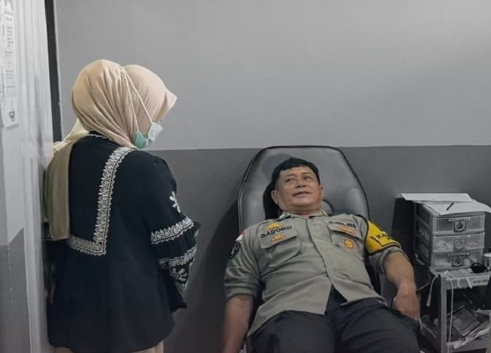 DONOR DARAH: Polres Sambas menggelar aksi donor darah dalam rangka Hari Jadi Humas Polri ke-73 pada Selasa (29/10).