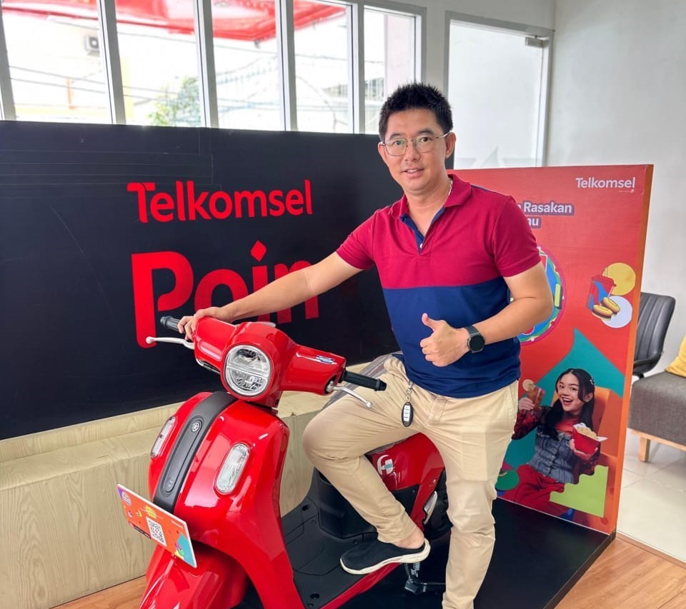 Bong Alfian Sandro Bonardy , pelanggan Telkomsel asal Singkawang peraih Yamaha Fazio.