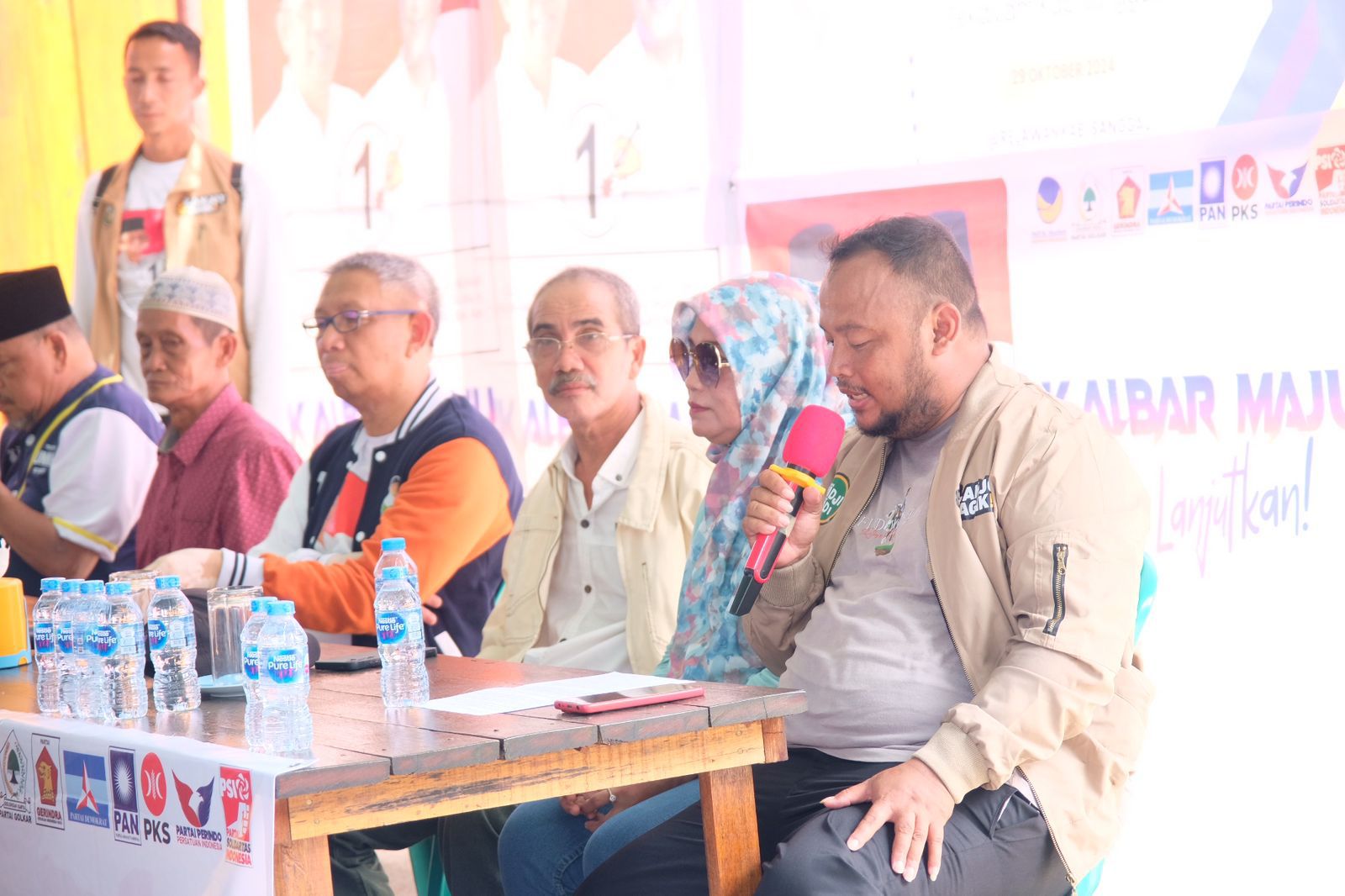 RELAWAN : Korlap Relawan Midji-Didi Kabupaten Sanggau, Agus Sudarto (pegang mik) saat mendampingi silaturahmi dialogis Calon Gubernur Kalbar nomor urut 1, Sutarmidji di Kabupaten Sanggau.