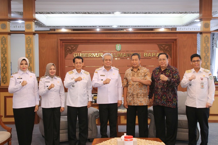 KUNJUNGAN: Harisson menerima kunjungan Ketua Umum Panitia Perayaan Imlek Bersama Kalimantan Barat Tahun 2025 &nbsp;Surya Margono di Ruang Kerja Gubernur Kalbar, Rabu (30/10).