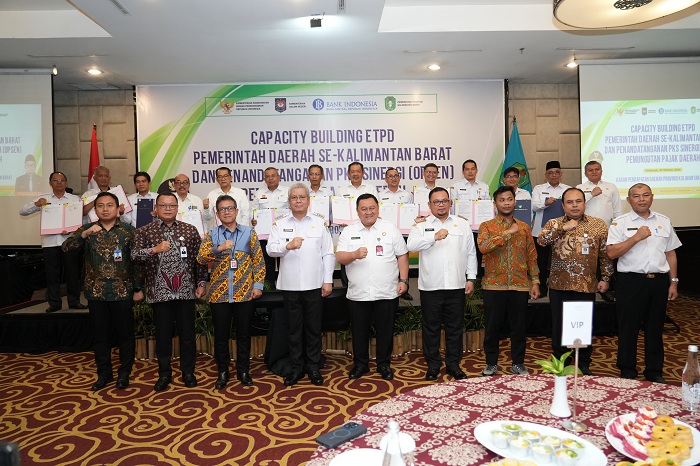 KERJA SAMA: Penandatanganan Perjanjian Kerja Sama Sinergi Pemungutan Opsen dan Capacity Building ETPD Tahun 2024 yang dibuka Penjabat Harisson.