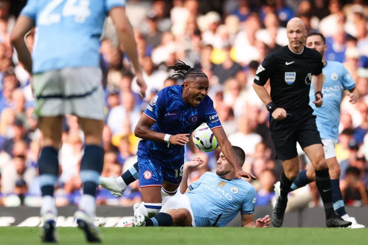 EPL: Gelandang Manchester City Mateo Kovacic (bawah kanan) menjegal striker Chelsea 18 Christopher Nkunku (C-L) selama pertandingan sepak bola Liga Premier Inggris antara Chelsea dan Manchester City.