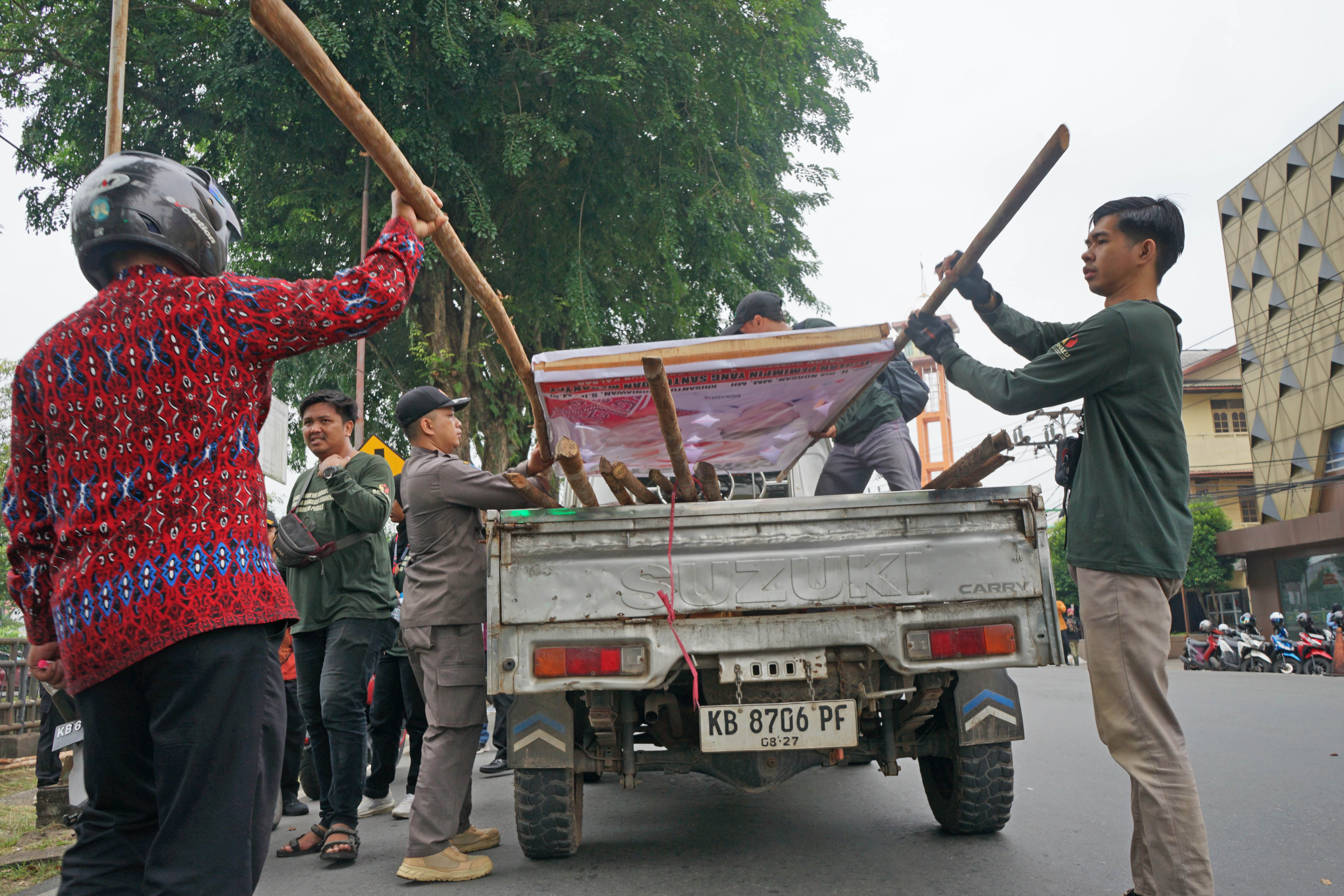 PENERTIBAN APK: Petugas gabungan menaikan sejumlah Alat Peraga Kampanye ke atas mobil yang ditertibkan karena dipasang di pinggir parit Sungai Jawi, Jalan H. Rais A. Rachman, Kamis(31/10).