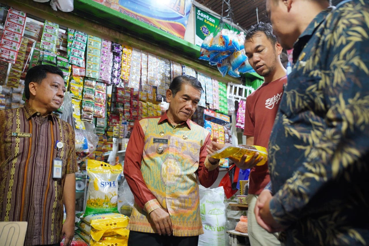 TINJAU: Penjabat Wali Kota Pontianak, Ani Sofian dan Satgas Pangan Kota Pontianak meninjau beberapa pasar tradisional untuk memastikan stok pangan aman.