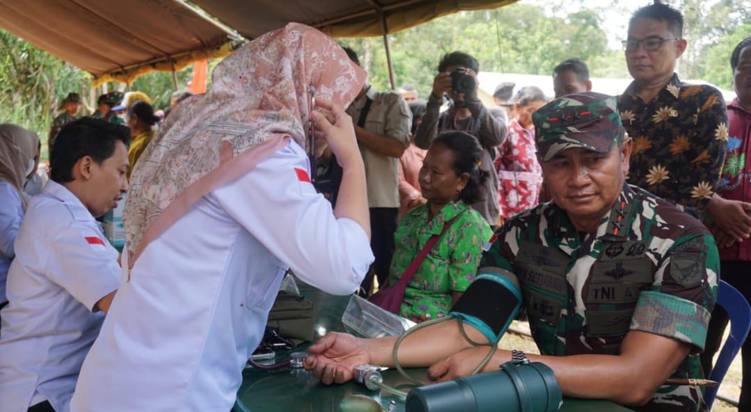 TMMD : Pengobatan gratis dan pemberian Sembako yang bertempat di Di Desa Selaup Kecamatan Bunut Hulu Kabupaten Kapuas Hulu, Kamis (31/10), dalam rangka penutupan TMMD Reguler Ke-122.