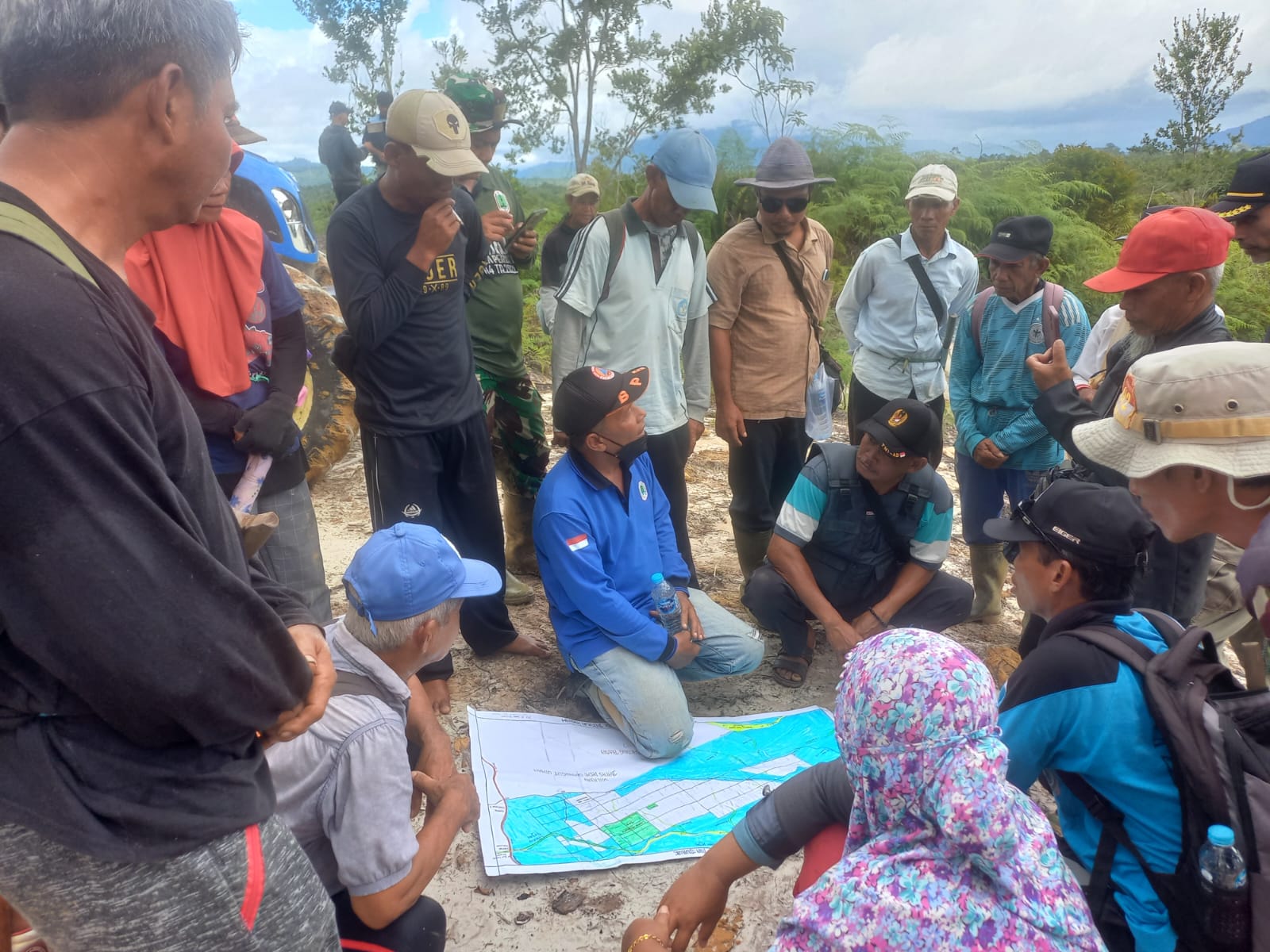 LAHAN : Masyarakat pemilik lahan saat melakukan pengecekan lokasi lahan mereka yang digarap PT BRP.