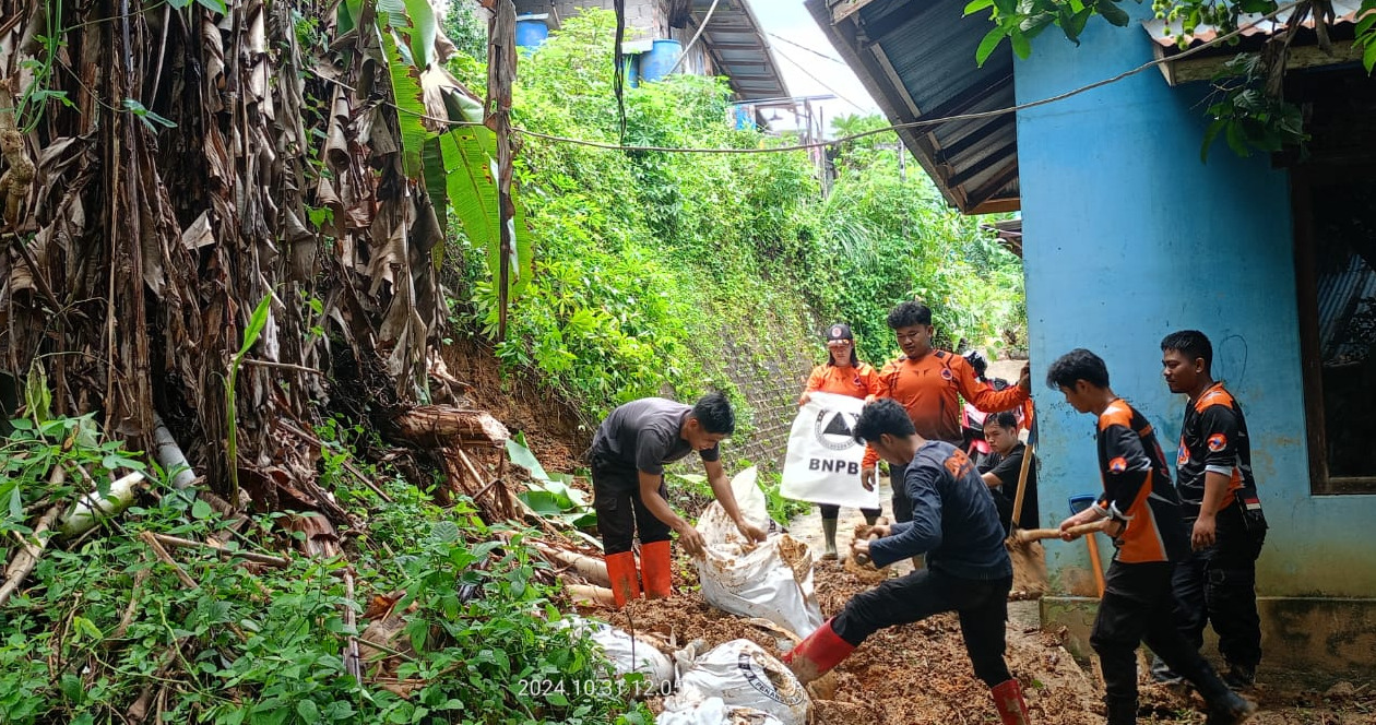 LONGSOR : Bencana tanah longsor pada Kamis (31/10) terjadi di Jalan RE Martadinata Kelurahan Tanjung Kapuas, Kecamatan Kapuas.