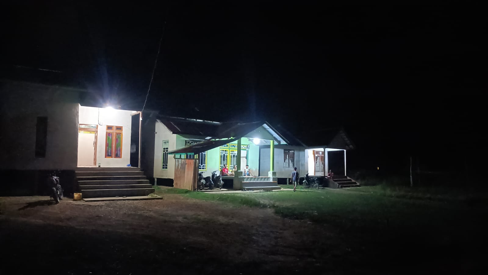 Suasana Desa yang tadinya gelap gulita kini telah terang benderang dengan hadirnya listrik desa (27/10).