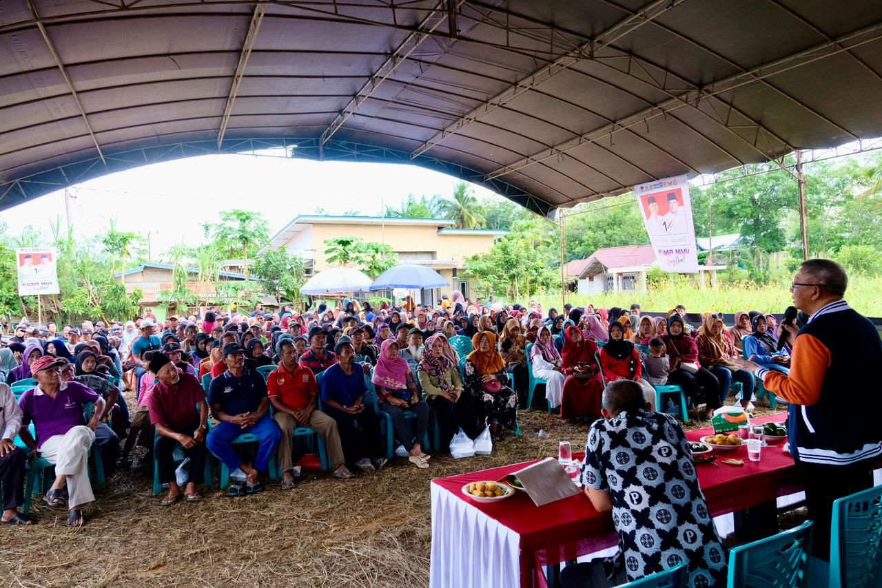 BINJAI : Cagub Kalbar nomor urut 1, Sutarmidji berbicara di hadapan warga saat kampanye dialogis di Dusun Sidorukun, Desa Binjai Hulu, Kecamatan Binjai Hulu, Kabupaten Sintang, Kamis (31/10).