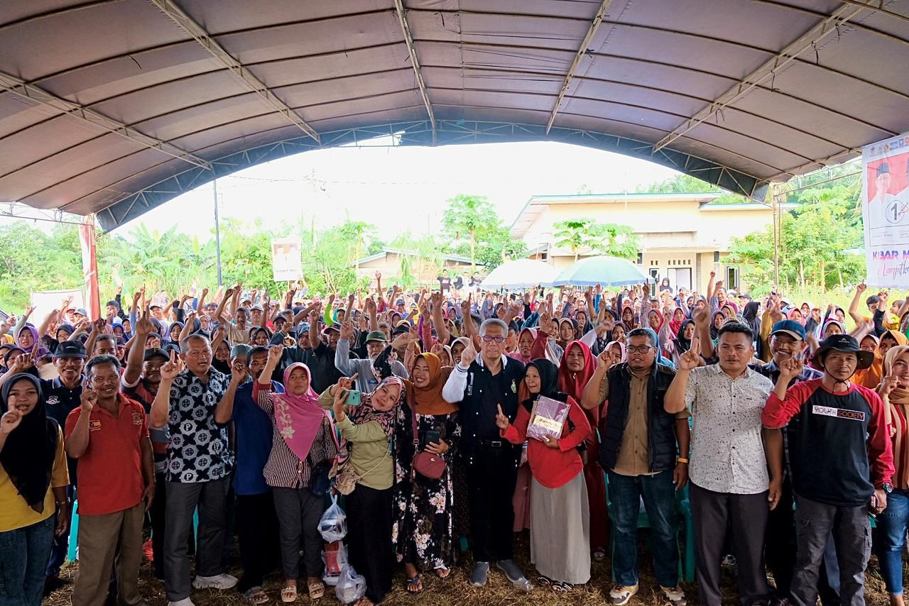 BERSAMA : Cagub Kalbar nomor urut 1, Sutarmidji foto bersama usai kampanye dialogis di Dusun Sidorukun, Desa Binjai Hulu, Kecamatan Binjai Hulu, Kabupaten Sintang, Kamis (31/10).