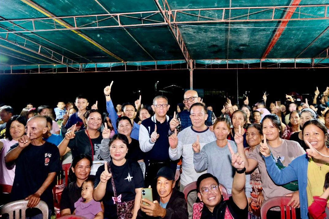 KAMPANYE : Cagub Kalbar nomor urut 1, Sutarmidji foto bersama usai kampanye dialogis di Desa Merpak, Kecamatan Kelam Permai, Kabupaten Sintang, Kamis (31/10).