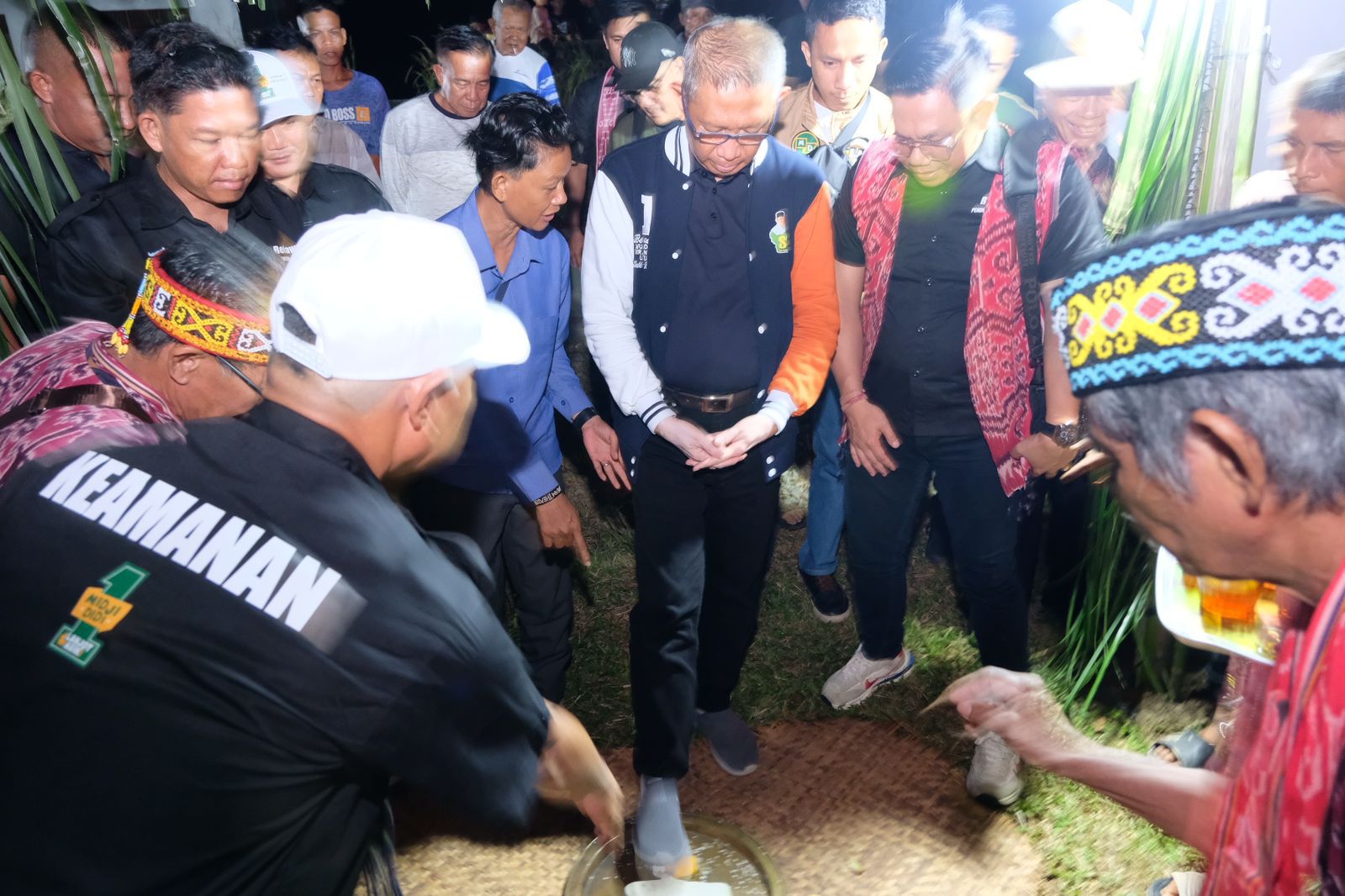 SAMBUT : Cagub Kalbar nomor urut 1, Sutarmidji menjalani ritual adat penyambutan di Desa Merpak, Kecamatan Kelam Permai, Kabupaten Sintang, Kamis (31/10).