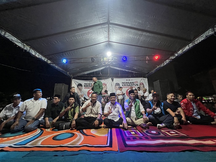 BERSAMA: Ria Norsan saat menggelar kampanye dialogis di Desa Pesaguan, Kecamatan Matan Hilir Selatan, Kabupaten Ketapang, Kamis (31/10/2024) malam.