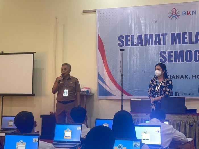 TINJAU: Kepala Badan Kepegawaian dan Pengembangan Sumber Daya Manusia (BKPSDM) Kota Singkawang, Sutiarno hadir di lokasi seleksi dan memberikan semangat kepada peserta CPNS, Selasa (29/10).