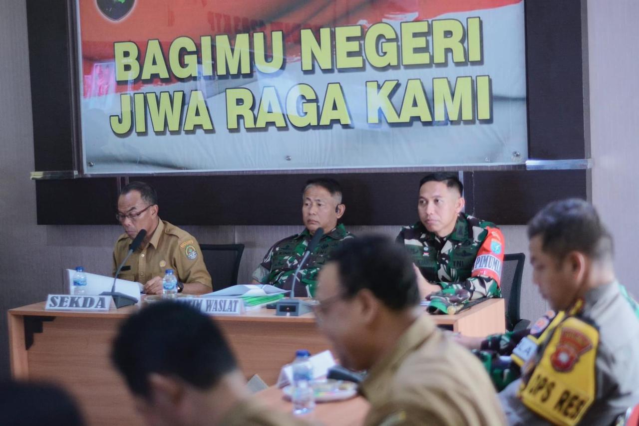 DISKUSI: Staf Ahli Bupati, Darma, mengikuti diskusi penanggulangan bencana di Makodim 1203 Ketapang, Selasa (29/10).