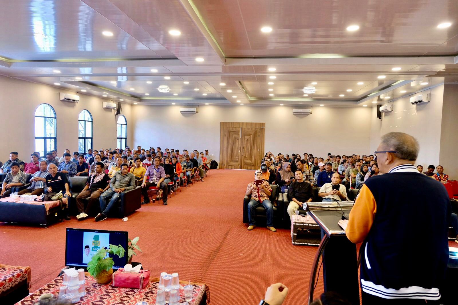 ARAHAN : Cagub Kalbar nomor urut 1, Sutarmidji memberikan arahan kepada relawan Sahabat Midji-Didi Kabupaten Sintang di Urbanview Hotel Bagoes Sintang, Kamis (31/10).