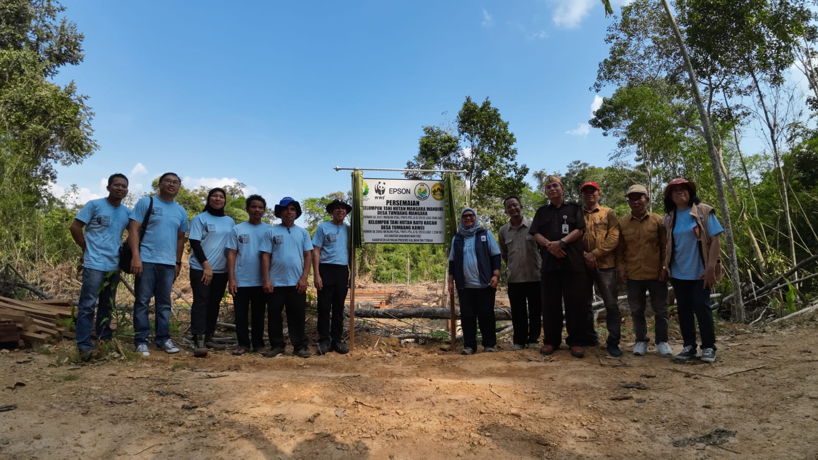 WF-Indonesia dan PT Indonesia Epson Industry saat melakukan penanaman pohon di Sebangau-Katingan, Kalimantan Tengah.