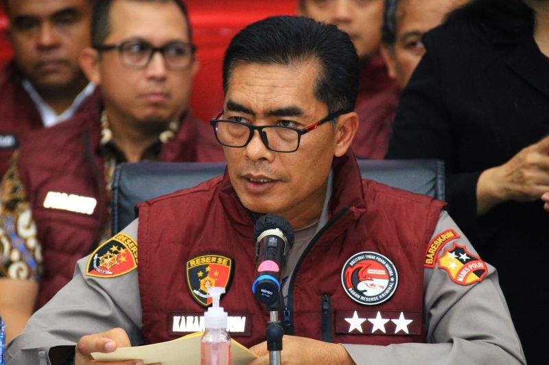 Kepala Bareskrim Polri Komjen Pol Wahyu Widada berbicara dalam konferensi pers di Gedung Bareskrim Polri, Jakarta, Jumat (1/11/2024).