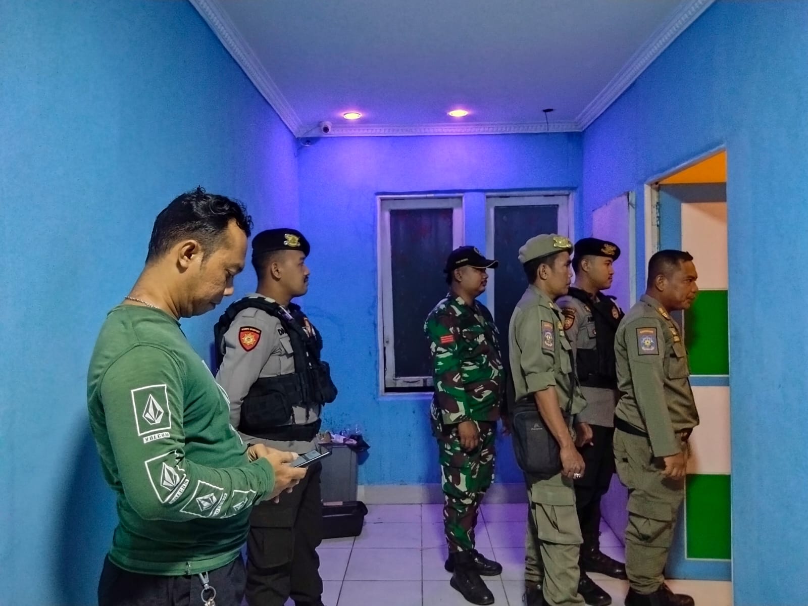 RAZIA: Sejumlah aparat dari Satpol PP saat melakukan razia.