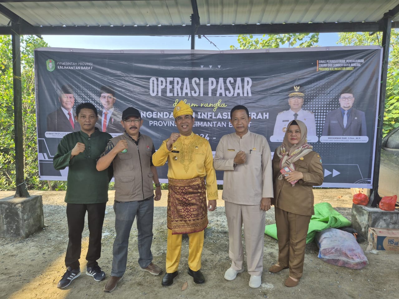 OPERASI PASAR: Kegiatan operasi pasar yang digelar di Pasar Rakyat, Kecamatan Sukadana.