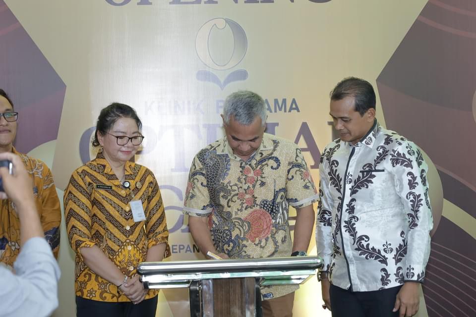 RESMIKAN: Bupati Ketapang, Martin Rantan, menandatangani prasasti saat meresmikan Klinik Pratama Optimal Care, Kamis (31/10).