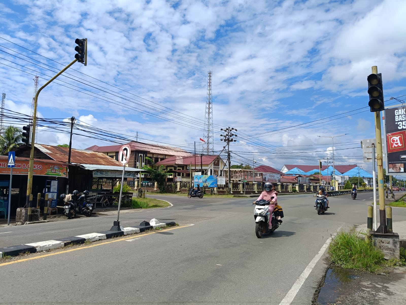 MILIK PEMPROV: Traffic Light yang ada di Kota&nbsp; Putussibau dibangun tahun 2014 tak kunjung difungsikan.