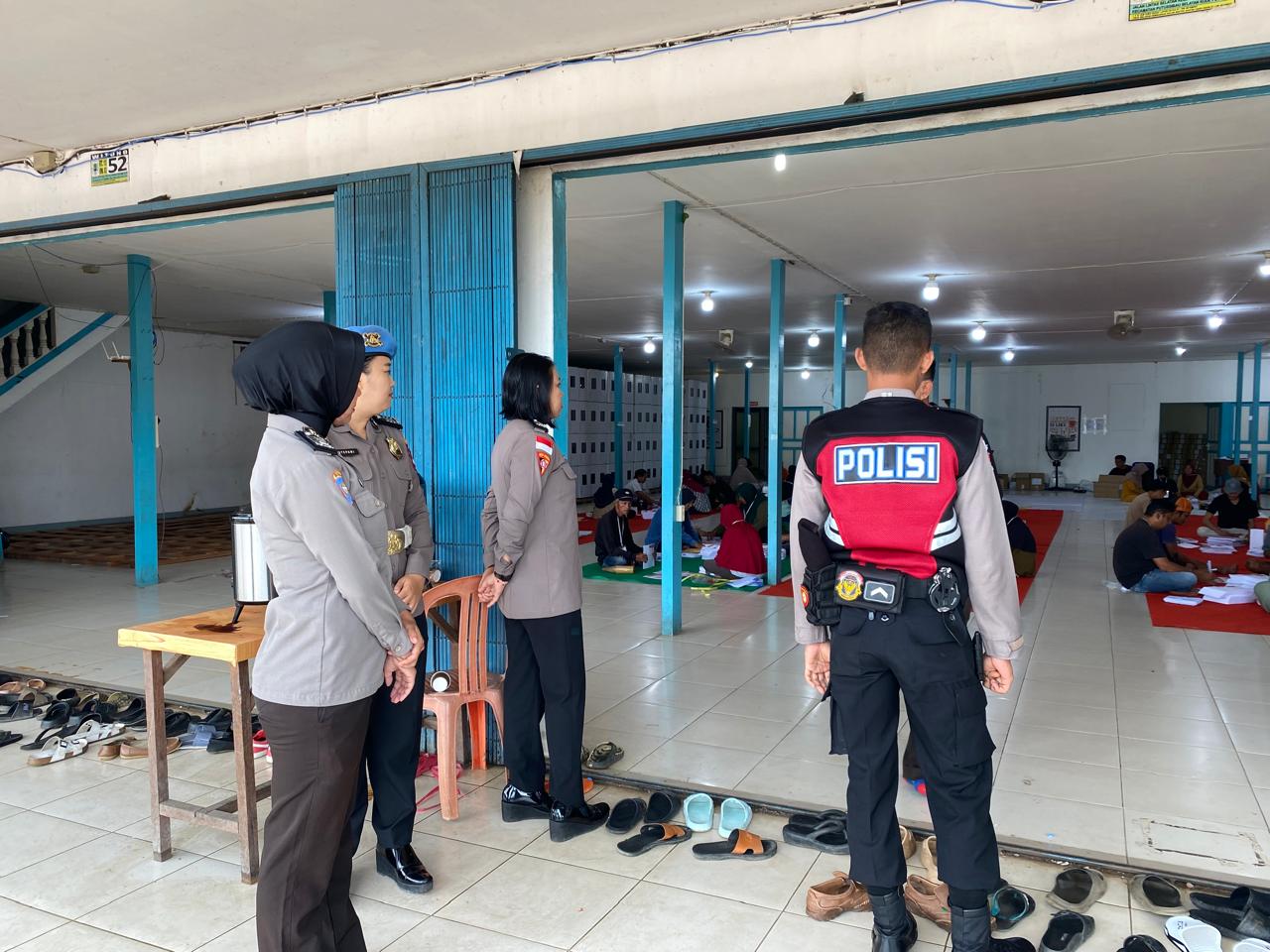 PENGAWASAN INTENSIF: Pelipatan surat suara di gudang KPU Kapuas Hulu diawasi Polres Kapuas Hulu.