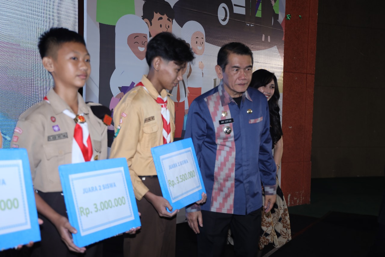 SIMBOLIS: Penjabat Wali Kota Pontianak, Ani Sofian menyerahkan penghargaan pada lomba Kejar tingkat SMP di Pontianak.&nbsp;