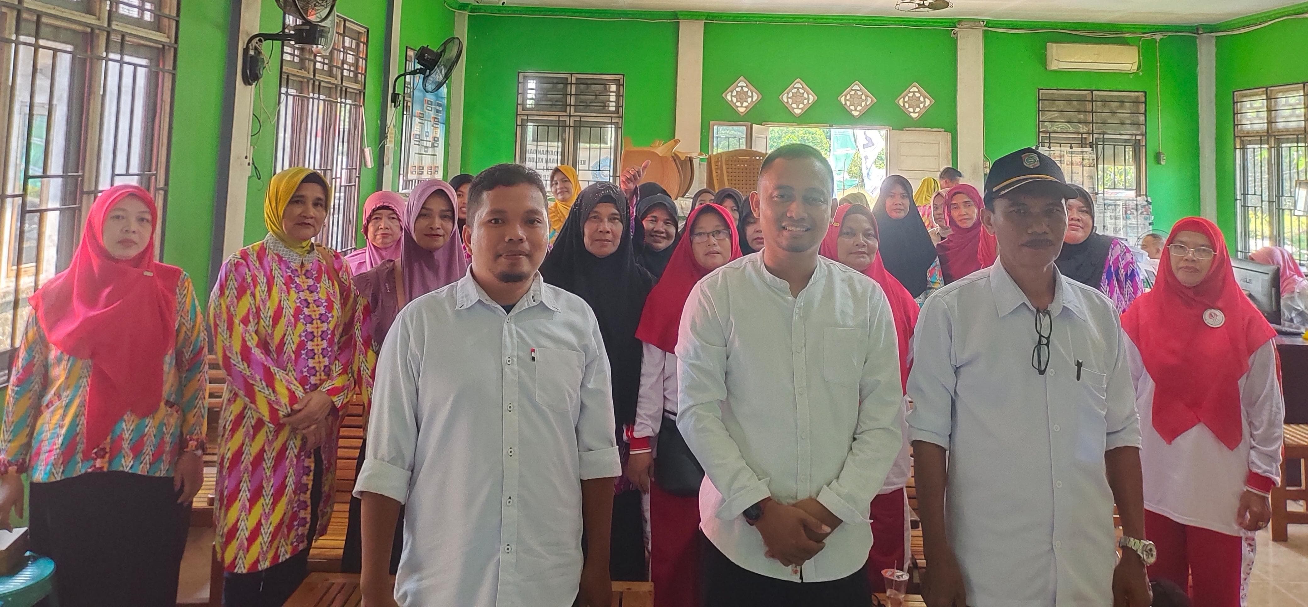 PERTEMUAN : Kader Posyandu saat pertemuan bersama dengan Plt Kades Pasir.