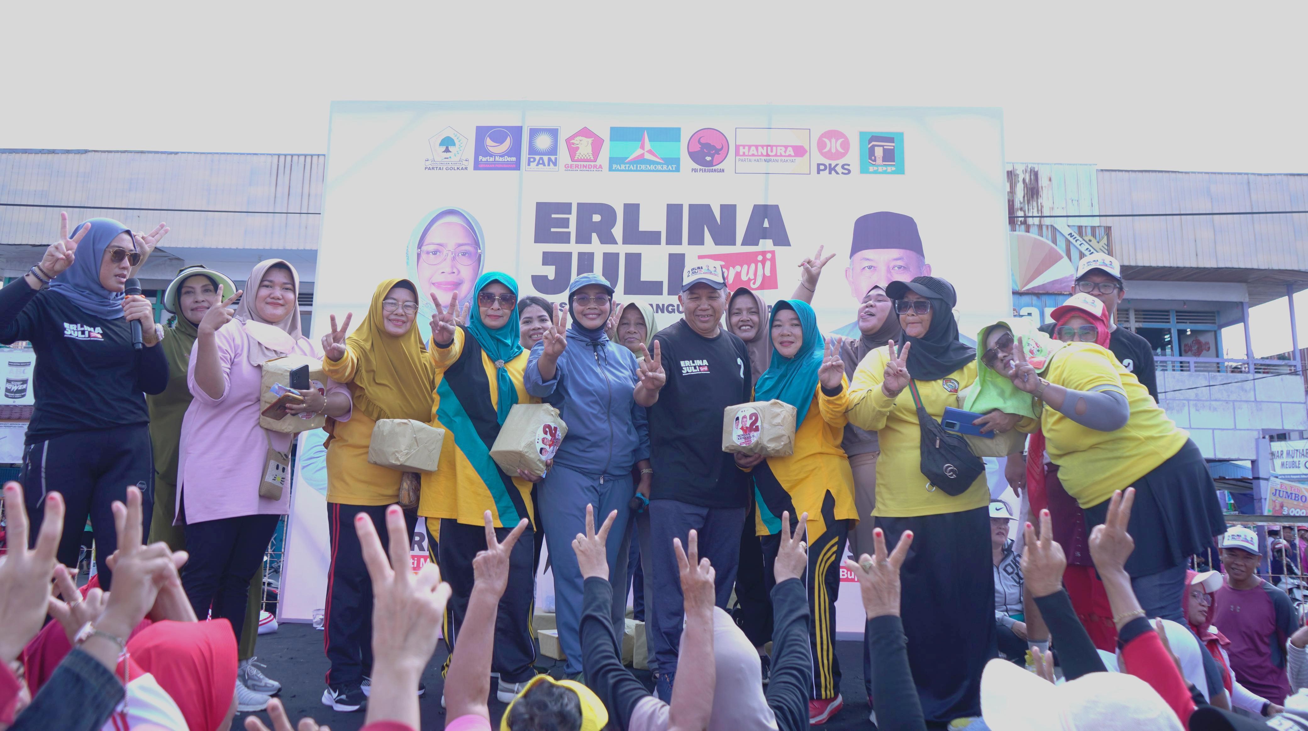 SENAM : Erlina-Juli foto bersama para peserta senam sehat.