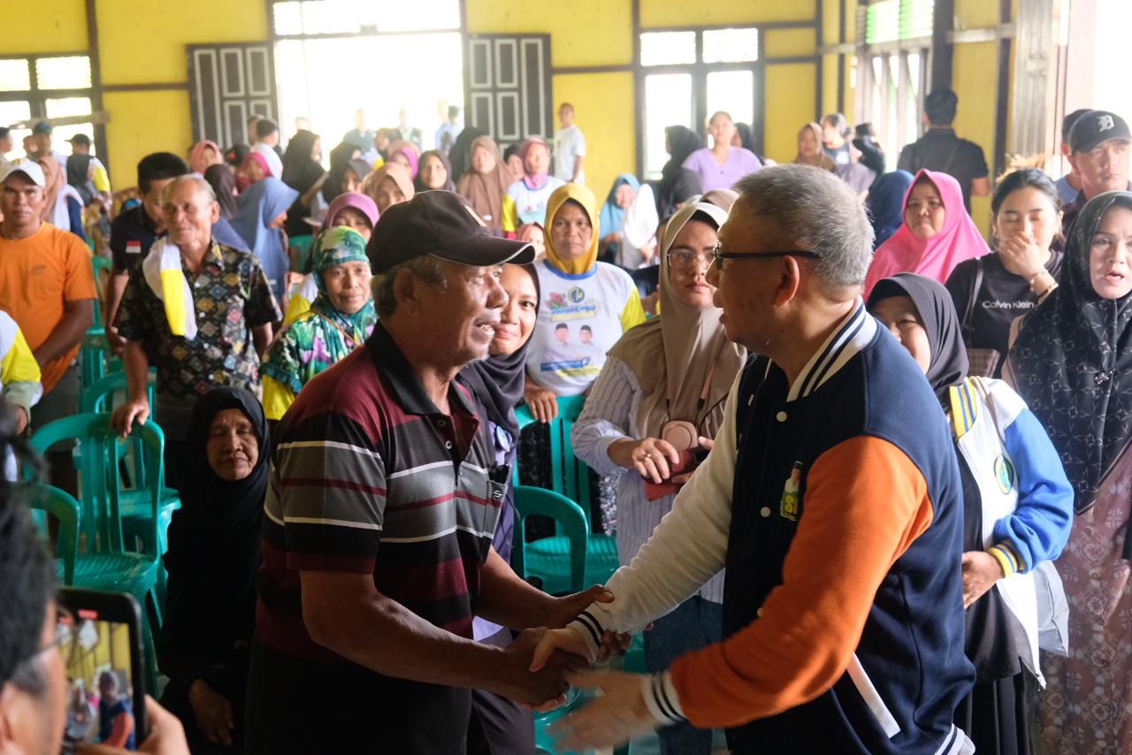 WARGA : Cagub Kalbar nomor urut 1, Sutarmidji menyalami warga saat menggelar kampanye dialogis di Gedung Serbaguna, Desa Pemawan, Kecamatan Boyan Tanjung, Kabupaten Kapuas Hulu, Jumat (1/11).