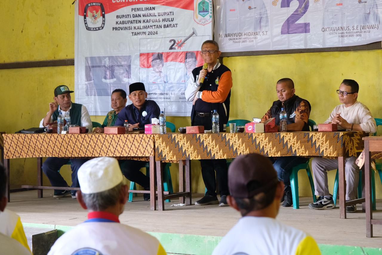 KAMPANYE : Cagub Kalbar nomor urut 1, Sutarmidji berbicara di hadapan warga saat menggelar kampanye dialogis di Gedung Serbaguna, Desa Pemawan, Kecamatan Boyan Tanjung, Kabupaten Kapuas Hulu.
