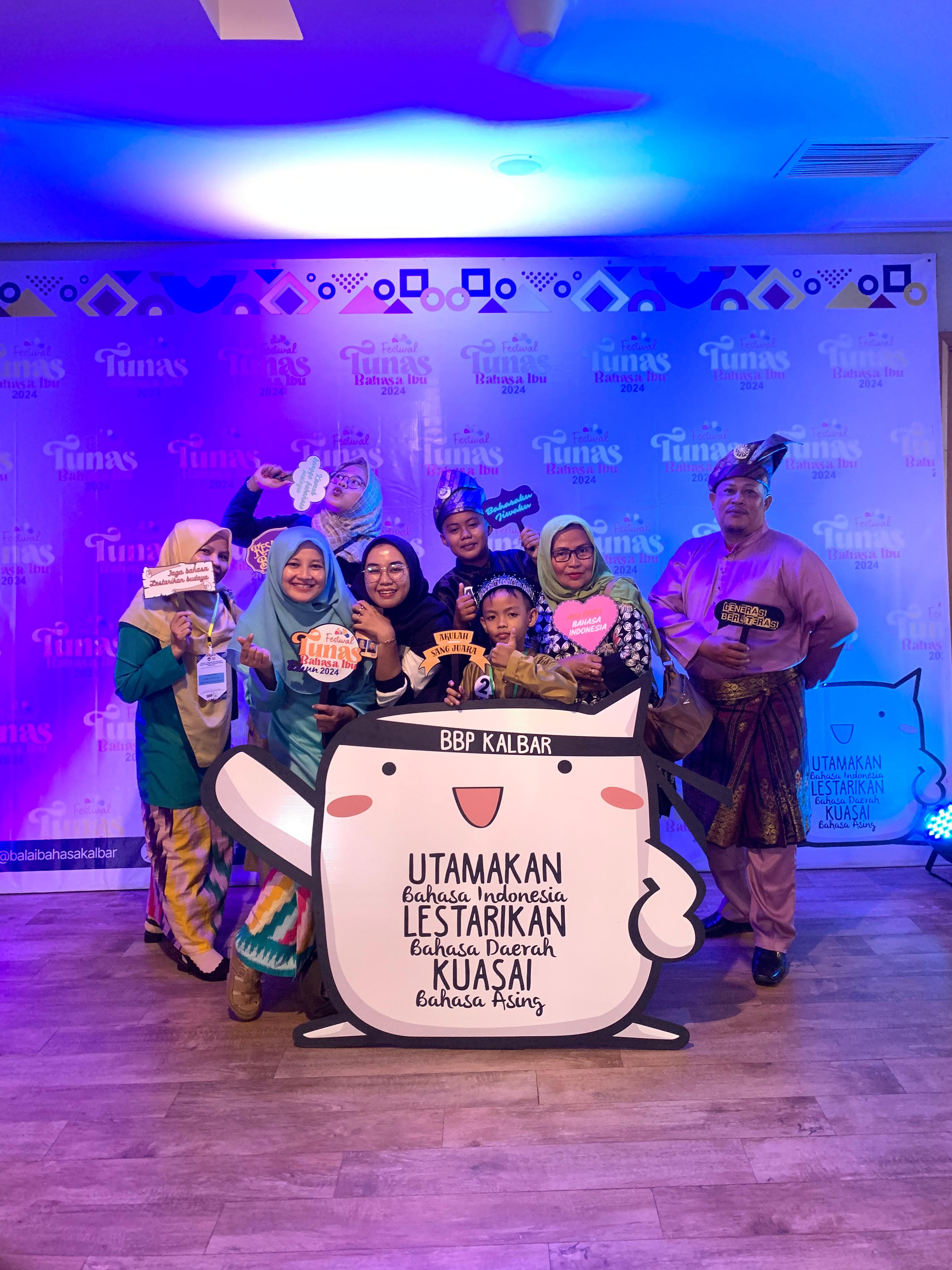 FESTIVAL: Para peserta saat memeriahkan Festival Tunas Bahasa Ibu.