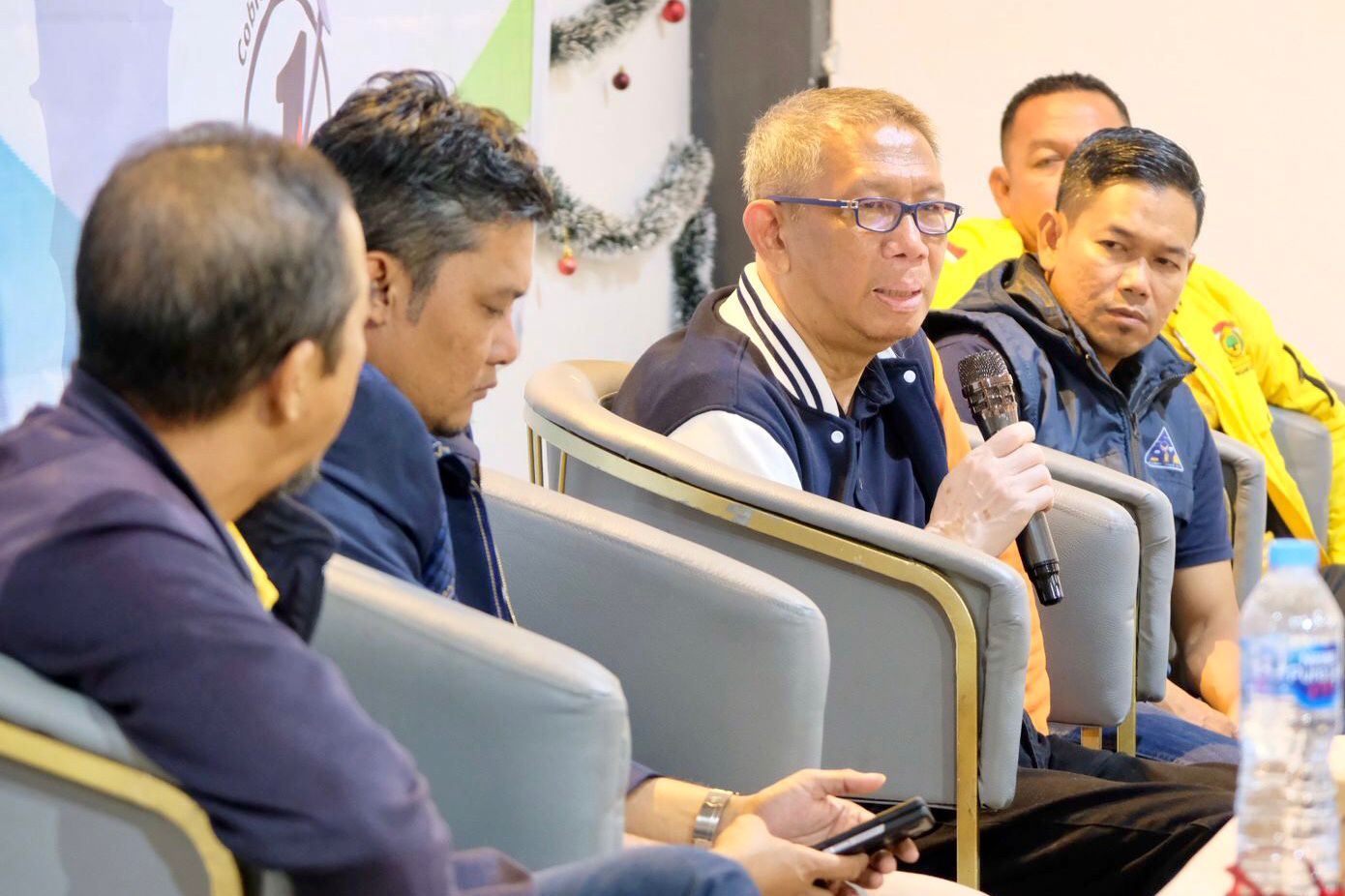 KAMPANYE : Cagub Kalbar nomor urut 1, Sutarmidji saat menggelar kampanye dialogis di Cafe Kopi dari Hati, Jalan Kom Yos Sudarso, Kecamatan Putussibau Utara, Kabupaten Kapuas Hulu, Sabtu (2/11).