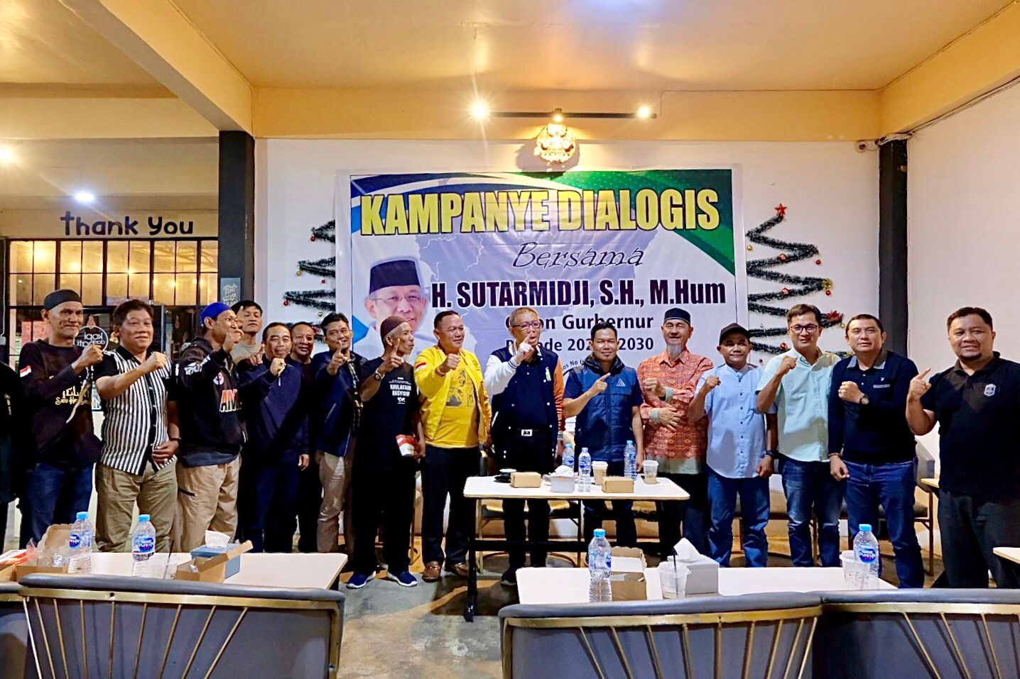 RELAWAN : Cagub Kalbar nomor urut 1, Sutarmidji foto bersama para relawan Midji-Didi usai menggelar kampanye dialogis di Cafe Kopi dari Hati, Jalan Kom Yos Sudarso, Kecamatan Putussibau Utara