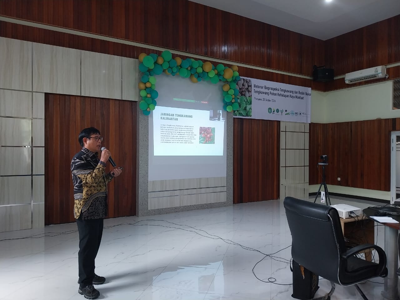 PAPARAN : Koordinator Jaringan Tengkawang Kalimantan, Valentinus Heri saat memberikan paparan dalam Webinar Bioprospeksi Tengkawang dan Bedah Buku Tengkawang Pohon Kehidupan yang Penuh Manfaat.