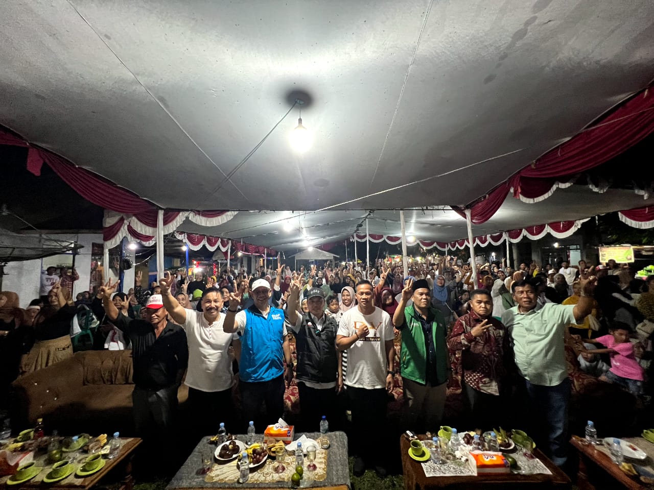 Ria Norsan foto bersama masyarakat Sungai Awan.