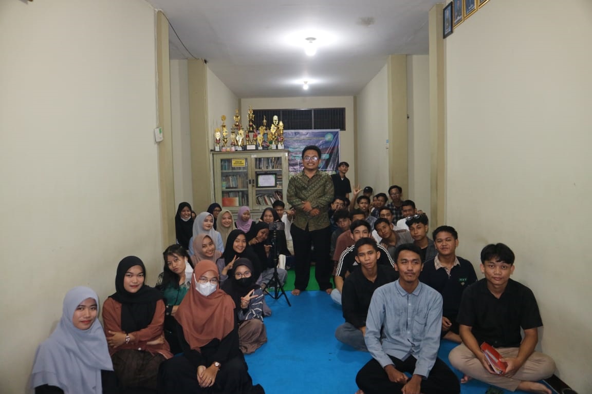 FOTO BERSAMA: Dosen Untan Firdaus saat diskusi bersama para mahasiswa dari kawasan perbatasan Indonesia-Malaysia, Kabupaten Sambas.