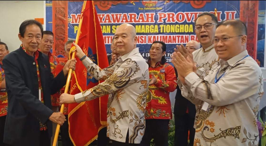 Penyerahan bendera PSMTI secara simbolis atas terpilihnya Yo Nguan Cua sebagai ketua PSMTI Kalimantan Barat periode 2024-2028 oleh Ketua Harian II PSMTI Pusat, Djoni Toat.