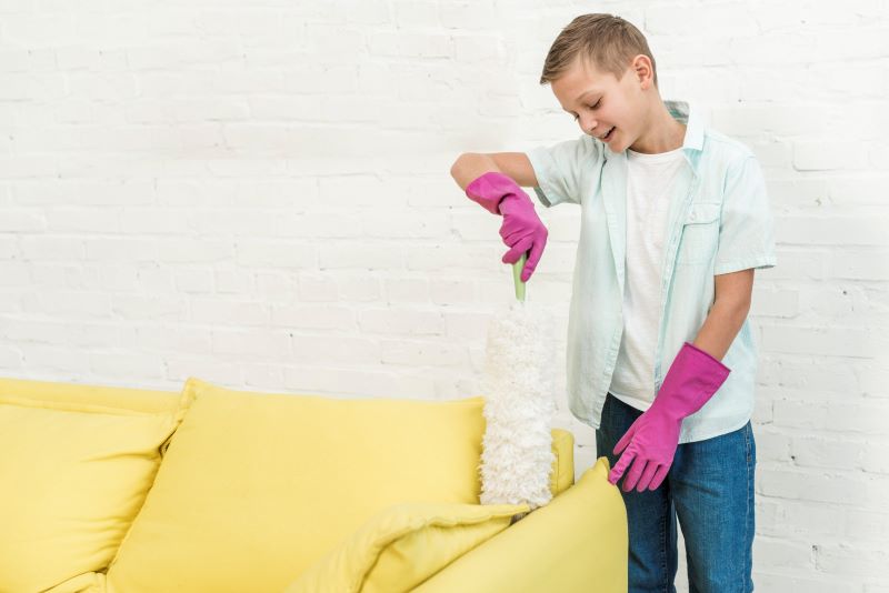 Ilustrasi membersihkan sofa.