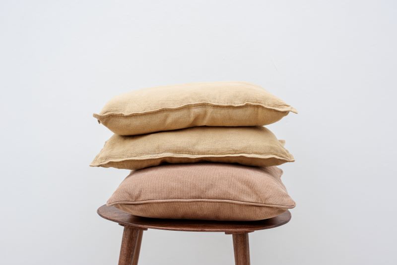 Ilustrasi bantal kucel.