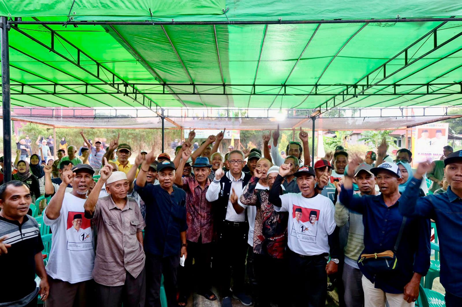 SEMITAU : Cagub Kalbar nomor urut 1, Sutarmidji foto bersama usai menggelar kampanye dialogis di Desa Marsedan Raya, Kecamatan Semitau, Kabupaten Kapuas Hulu, Sabtu (2/11).