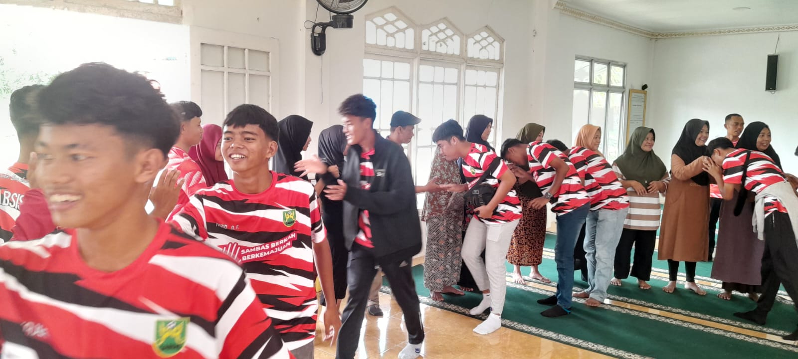 Masyarakat Lumbang Nengen turut lepas Gabsis Sambas U17 bertolak ke Singkawang.