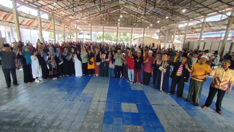 Bersama Pendukung: Hj Erlina-H Juli foto bersama ratusan pendukungnya di Desa Galang.