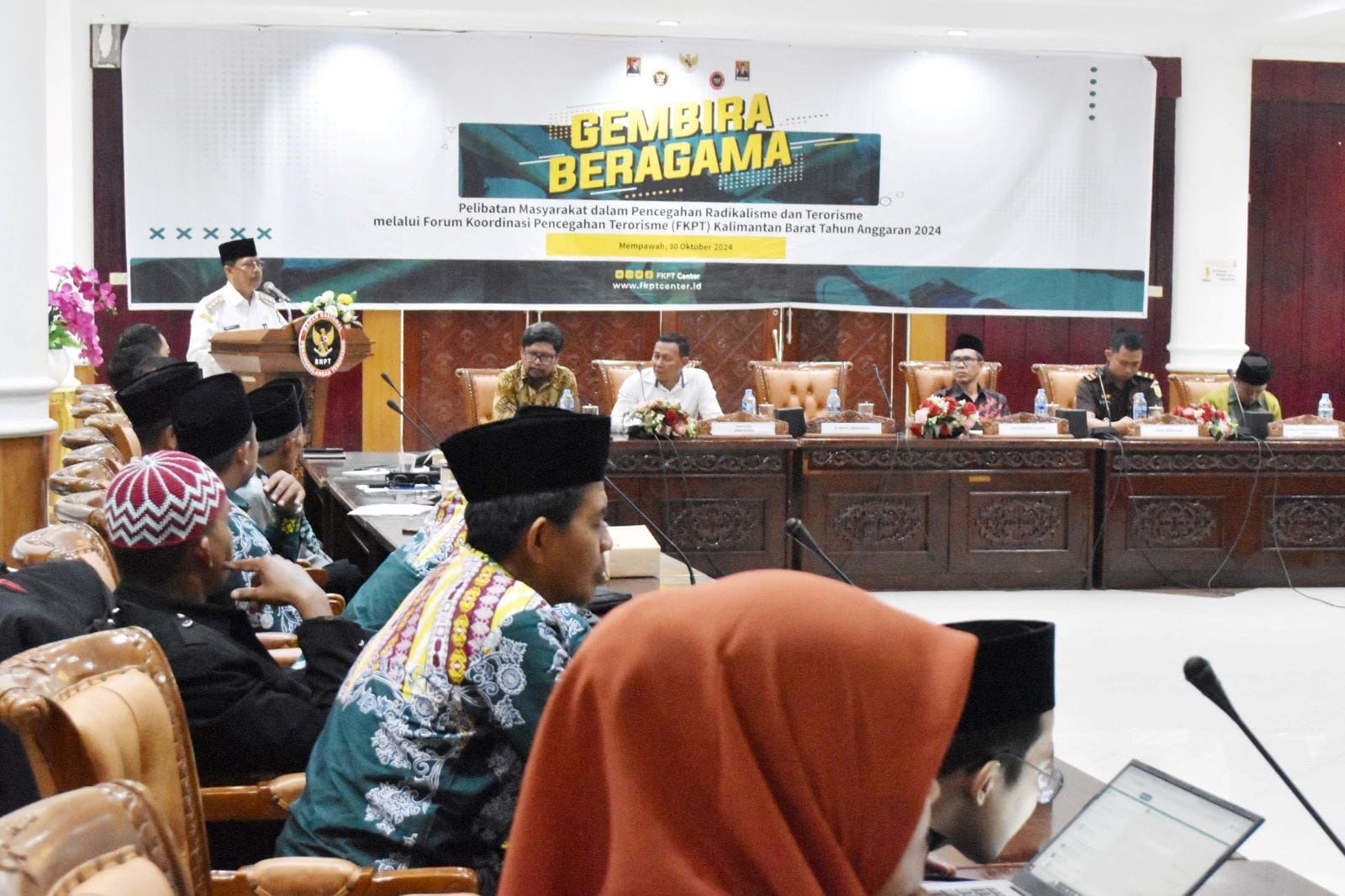 PEMBUKAAN: Penjabat Bupati Ismail saat membuka kegiatan Gembira Beragama.