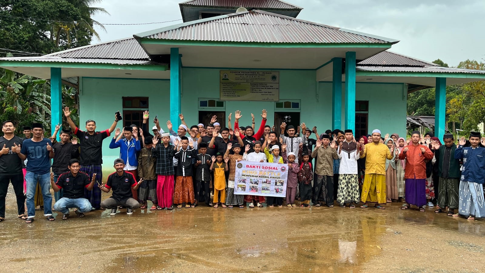 BAKTI SOSIAL: Pengurus pedagang ikan Kalbar dan komunitas king rattle foto bersama para santri ponpes Al-Husain.